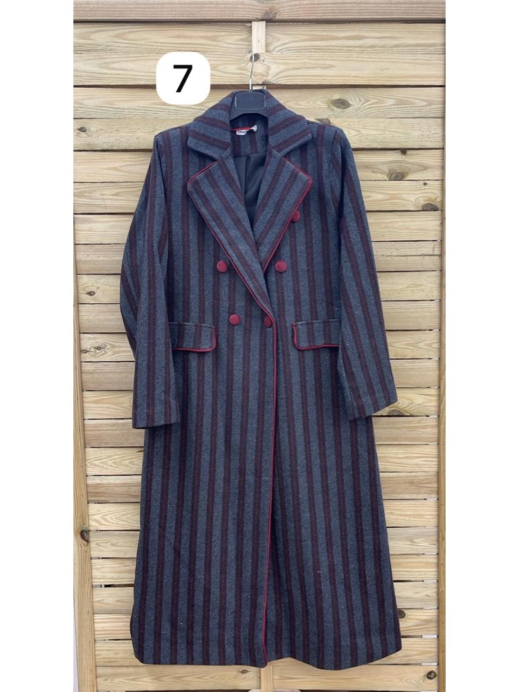 Abrigo largo de cuadros con vivo y botones de terciopelo