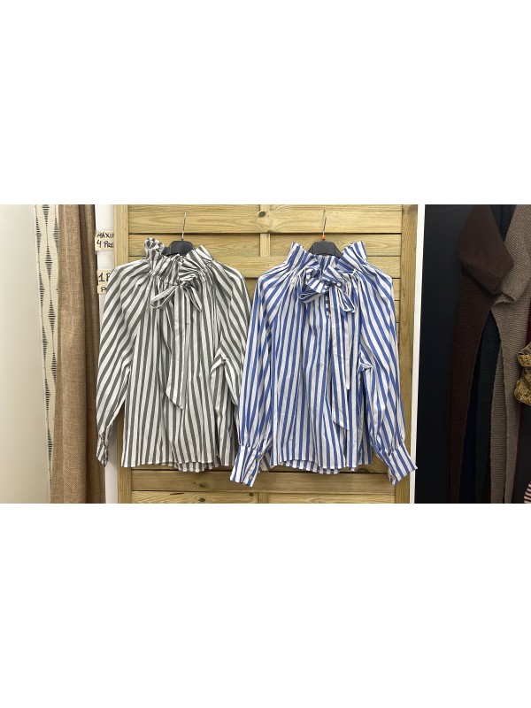 Camisa de rayas con cuello subido y lazada
