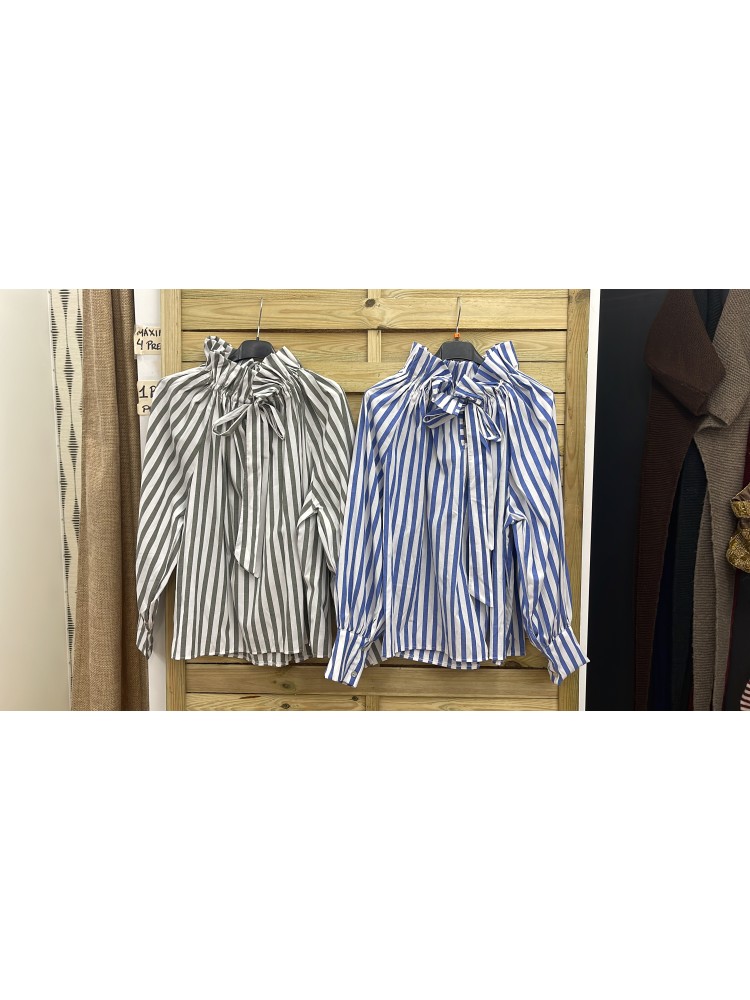Camisa de rayas con cuello subido y lazada