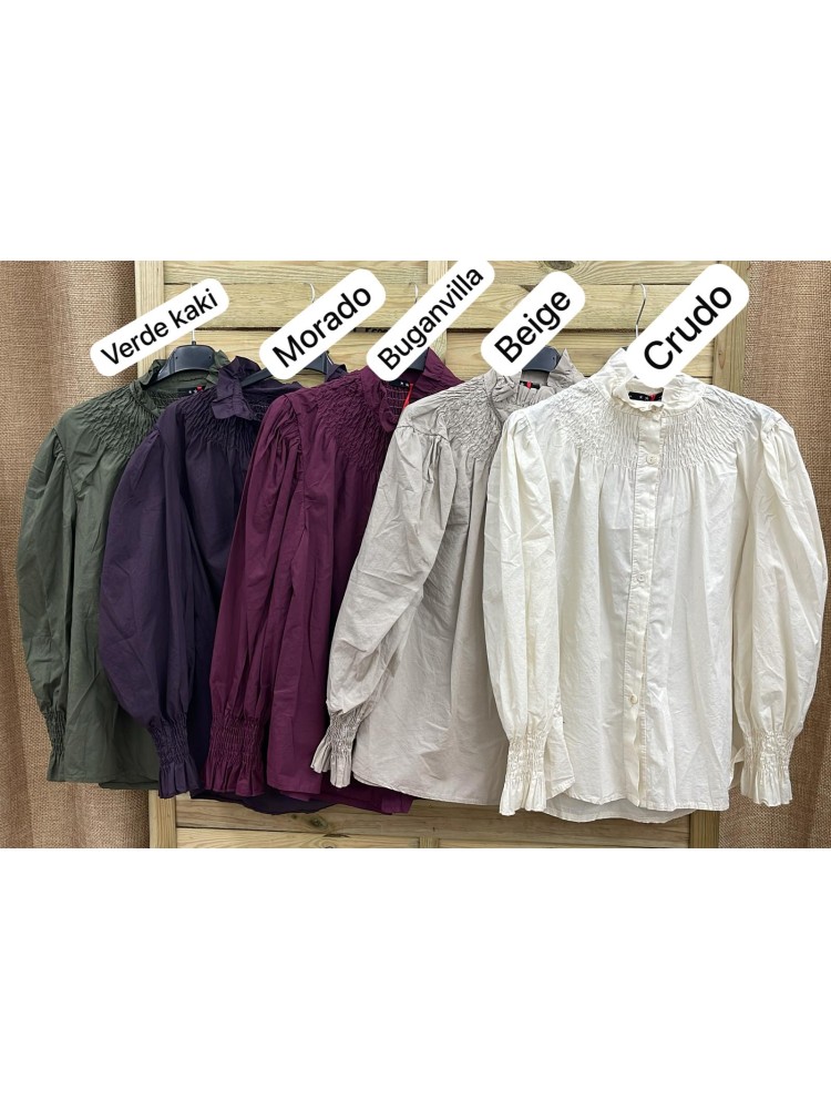 Camisa lisa con cuello subido con frunce