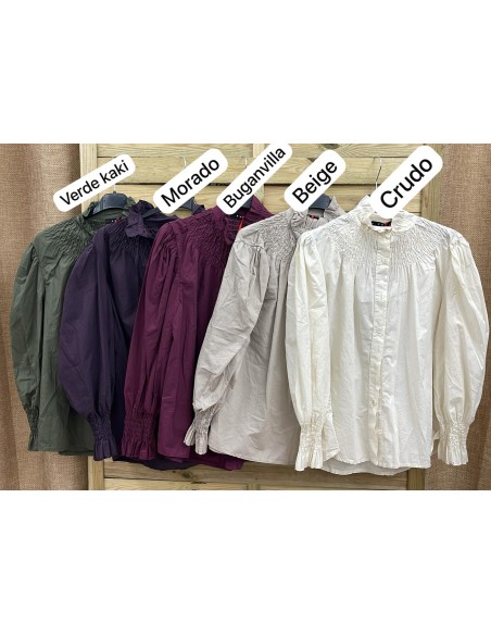 Camisa lisa con cuello subido con frunce