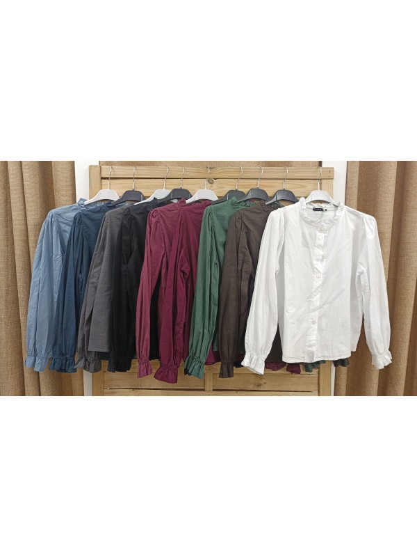 Camisa lisa con mini volante en cuello y puños