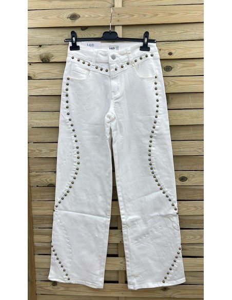 Jeans tachas en cintura y lateral onduladas