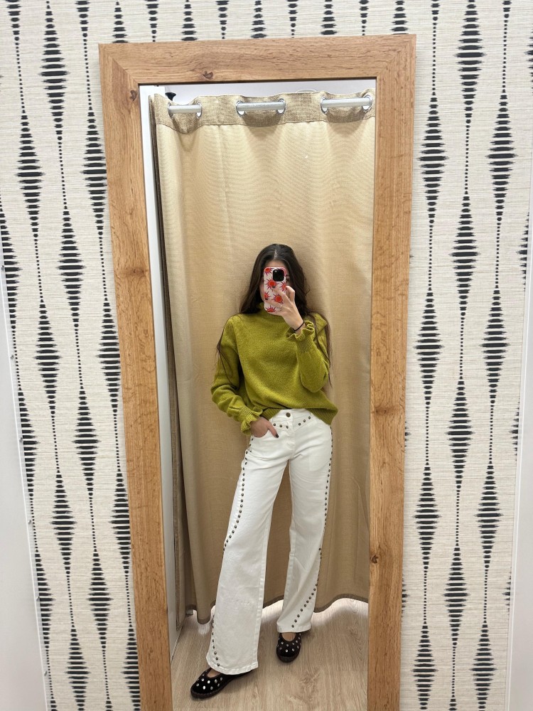 Jeans tachas en cintura y lateral onduladas