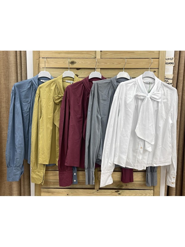 Camisa lisa con lazada