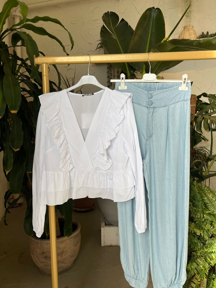 Camisa lisa con escote cruzado en pico y doble volante en cintura