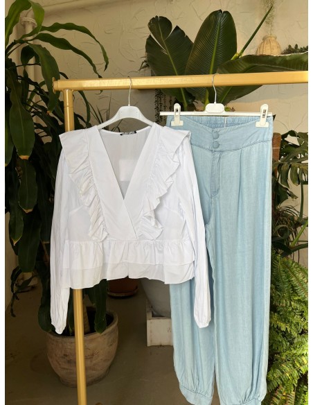 Camisa lisa con escote cruzado en pico y doble volante en cintura