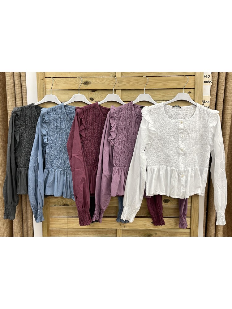 Camisa con botones y cuerpo fruncido