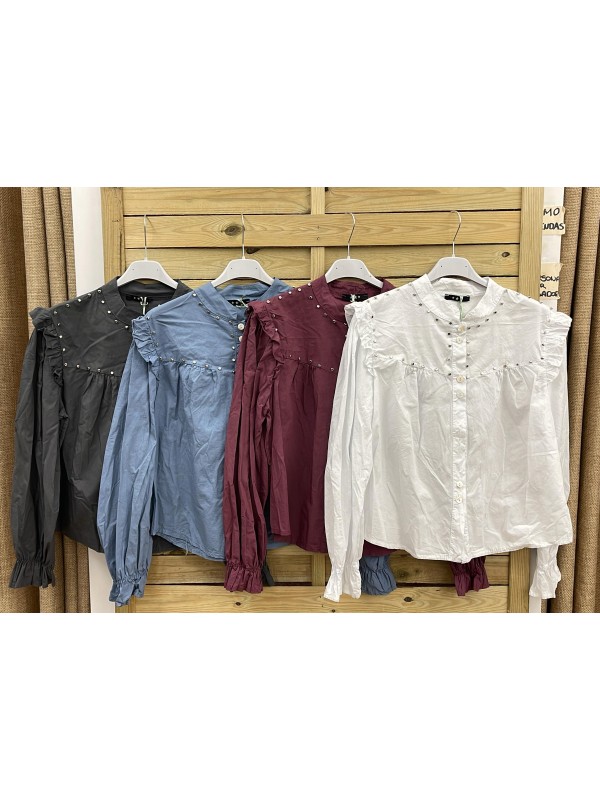 Camisa lisa abotonada con tachas