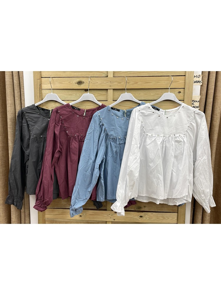 Camisa lisa con tachas