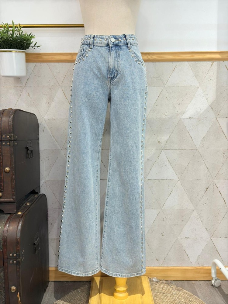 Pantalon de campana con tachas