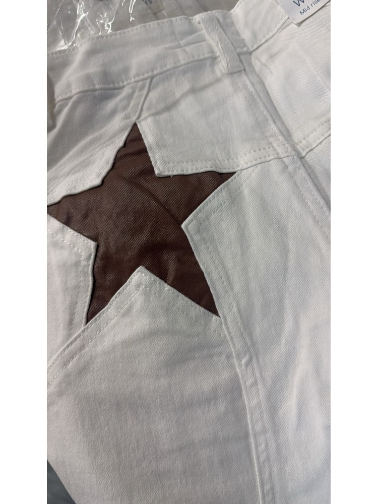 Jeans blanco con estrella trasera marron