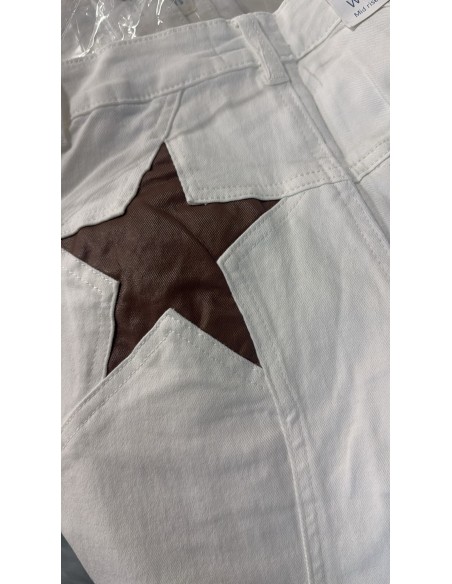 Jeans blanco con estrella trasera marron