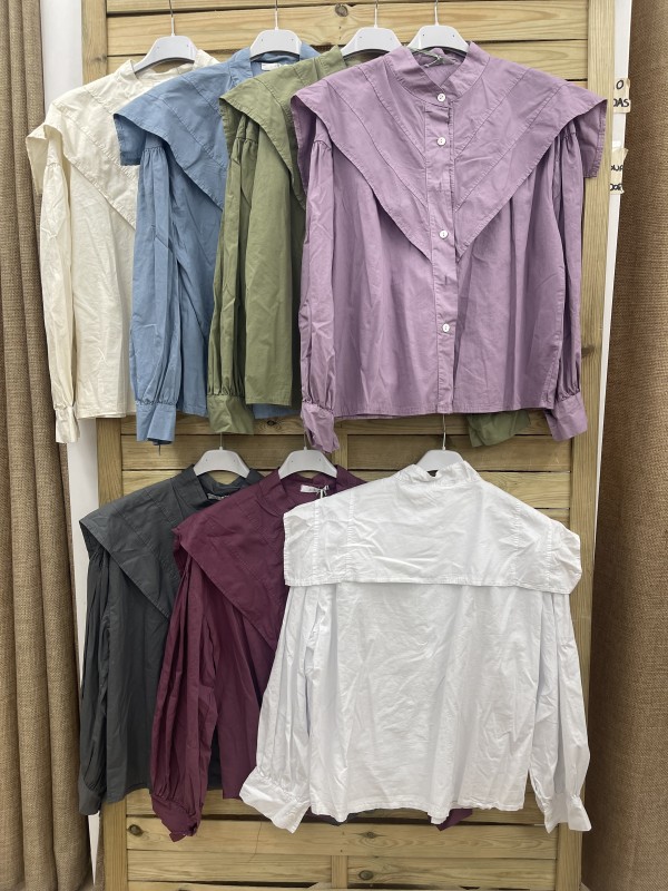 Camisa lisa con capa con pico delantero