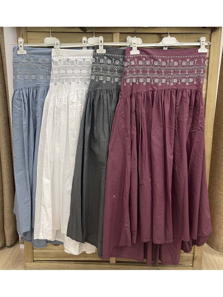 Falda corte en cintura con bordado plata