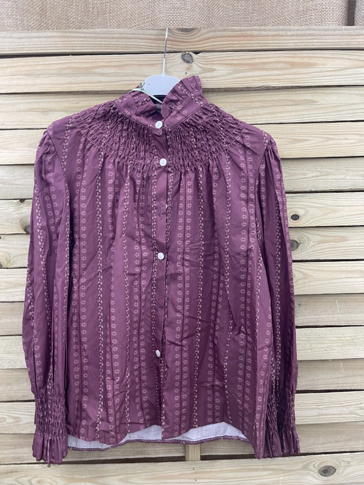 Camisa cenefa vertical con cuello alto fruncido