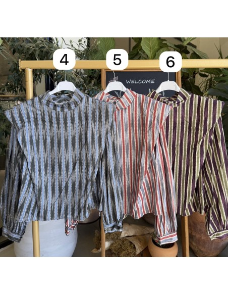 Camisa de rayitas bicolor con hombreras