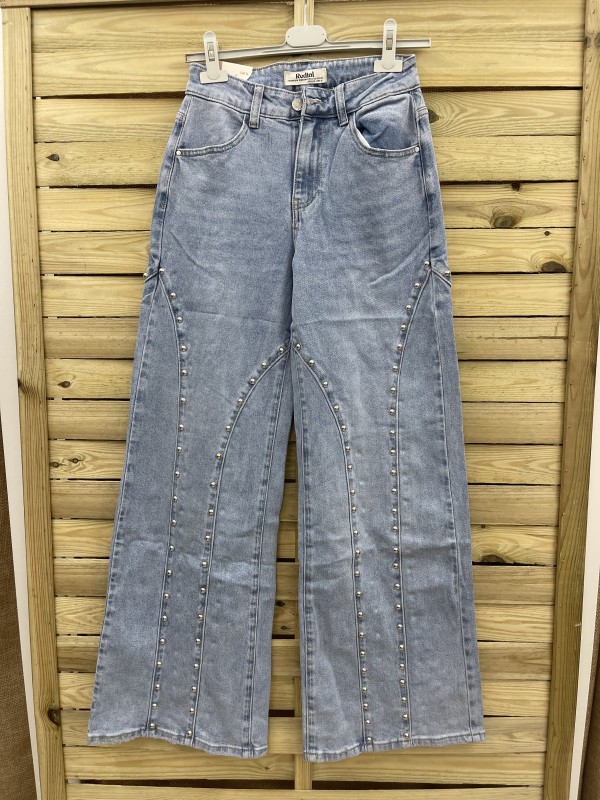 Jeans tachas delanteras en pico