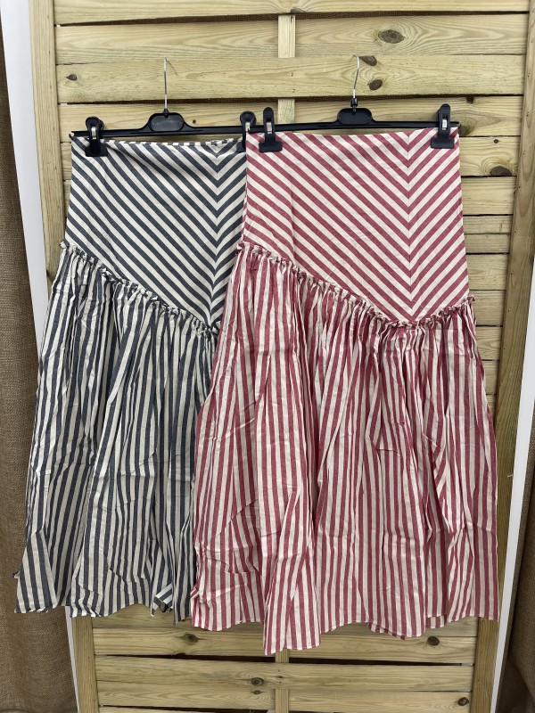 Falda de rayas con corte asimétrico con vuelo