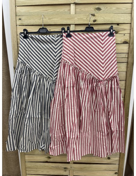 Falda de rayas con corte asimétrico con vuelo