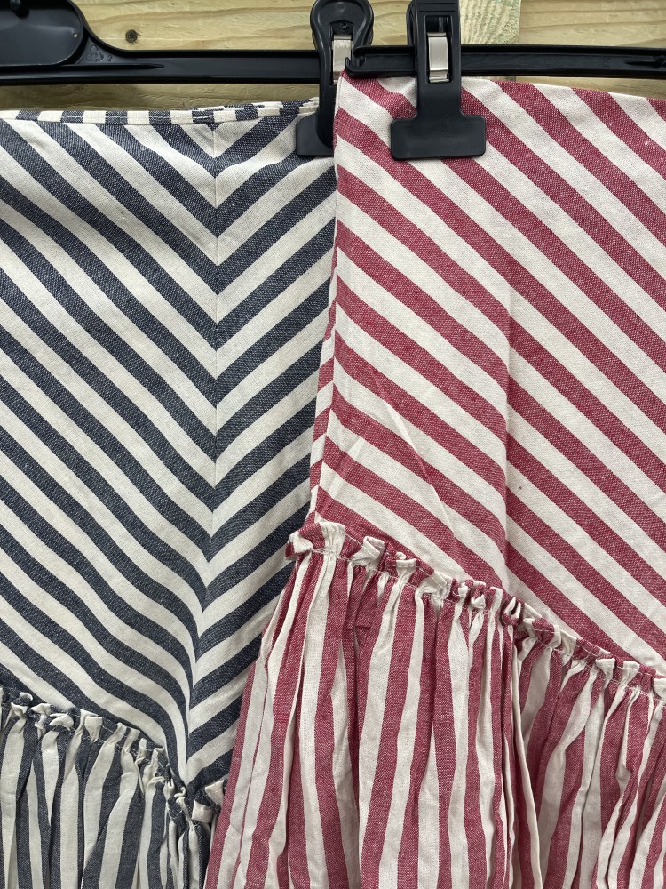 Falda de rayas con corte asimétrico con vuelo