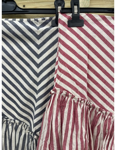 Falda de rayas con corte asimétrico con vuelo