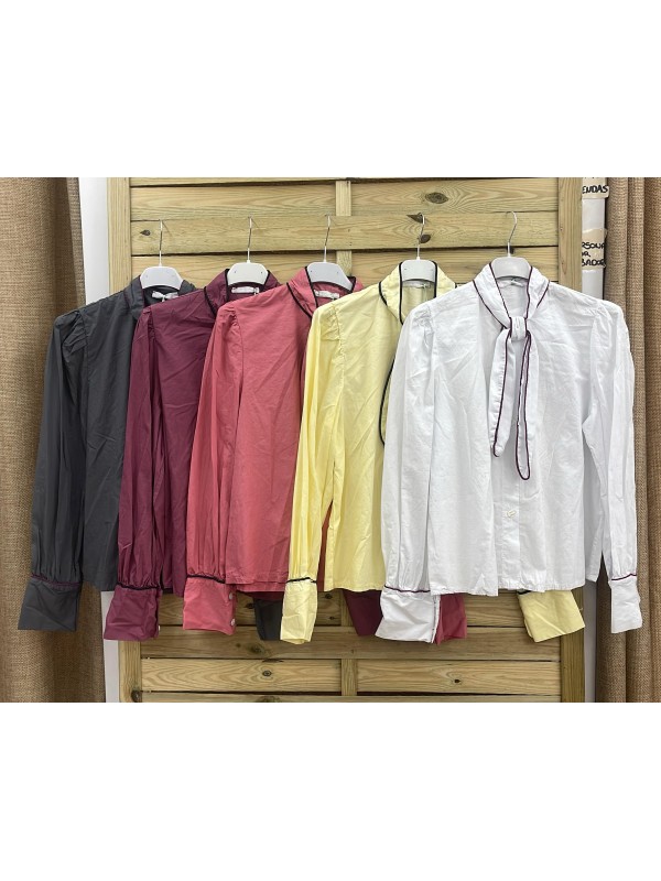 Camisa nudo con vivo en escote