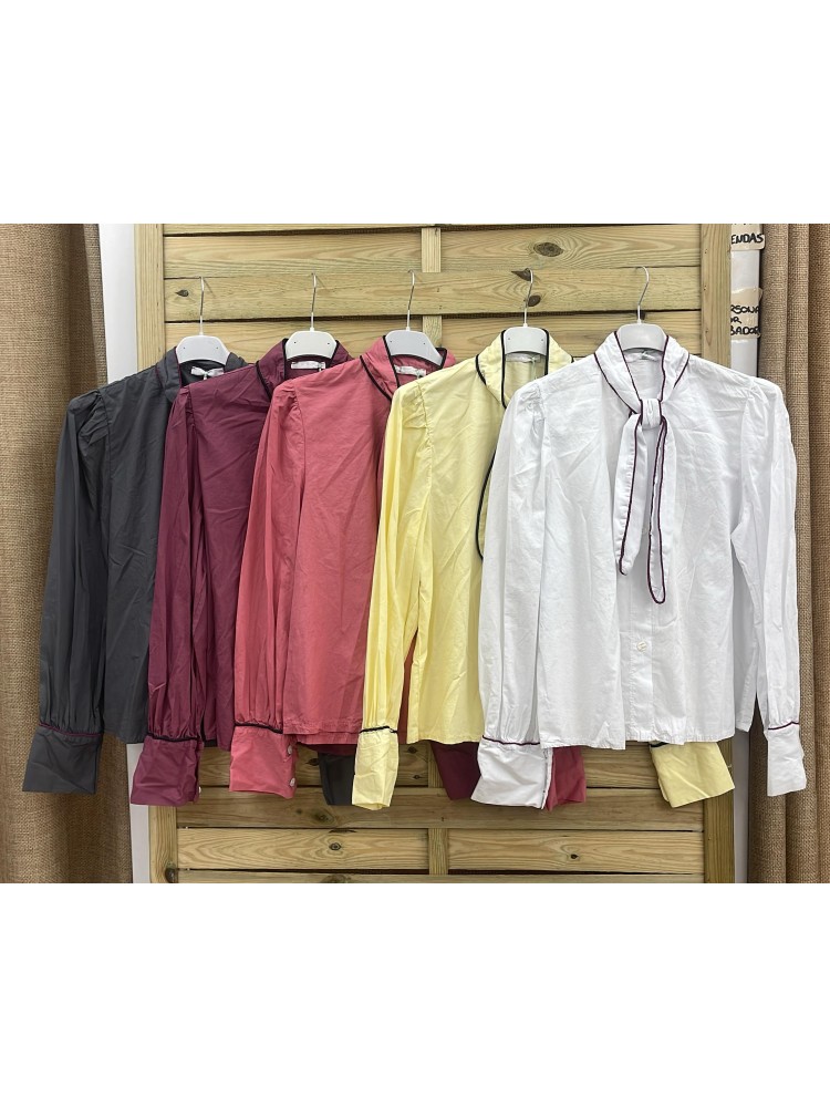 Camisa nudo con vivo en escote