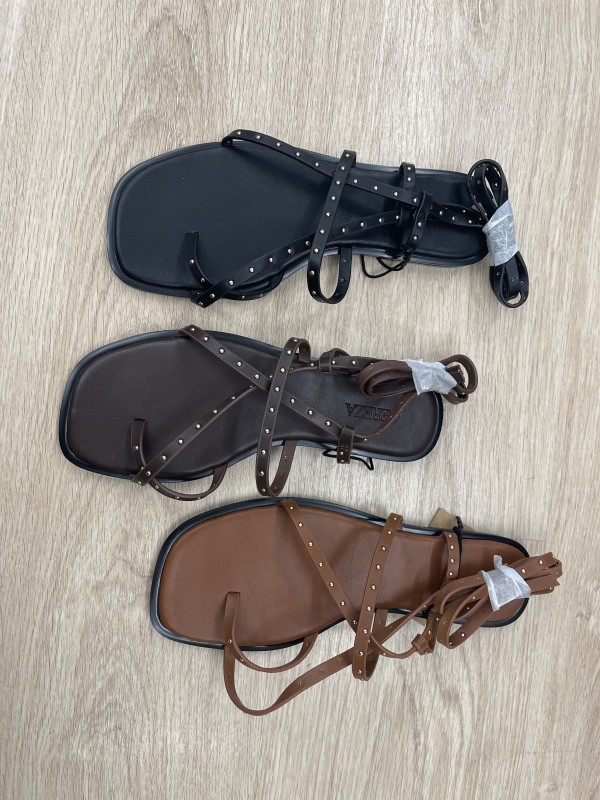 Sandalia plana de tiras con tachuelitas