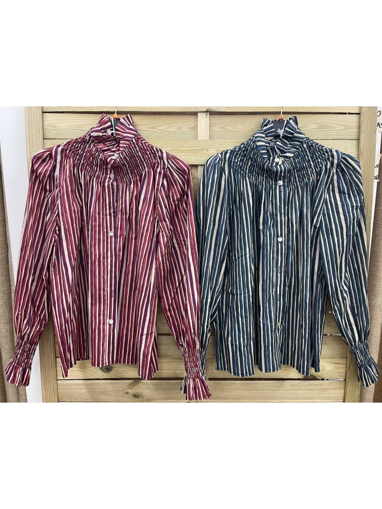 Camisa de rayas asimetricas con cuello alto con frunce