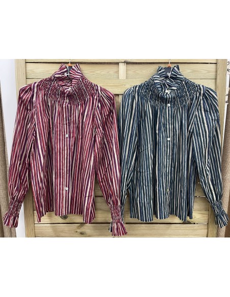 Camisa de rayas asimetricas con cuello alto con frunce