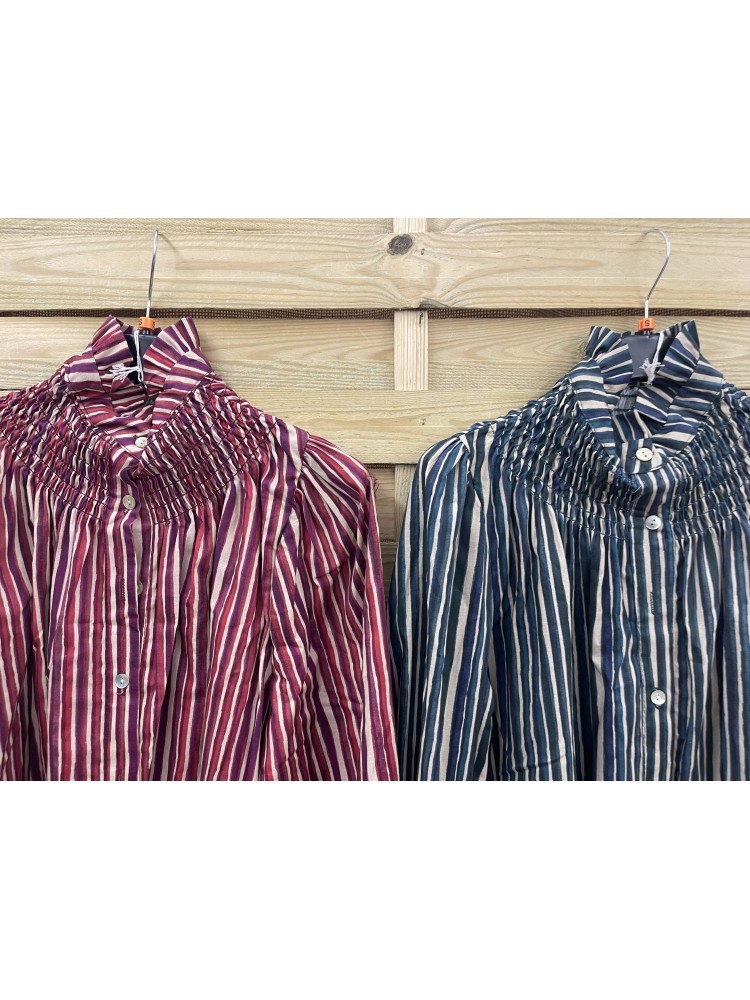Camisa de rayas asimetricas con cuello alto con frunce