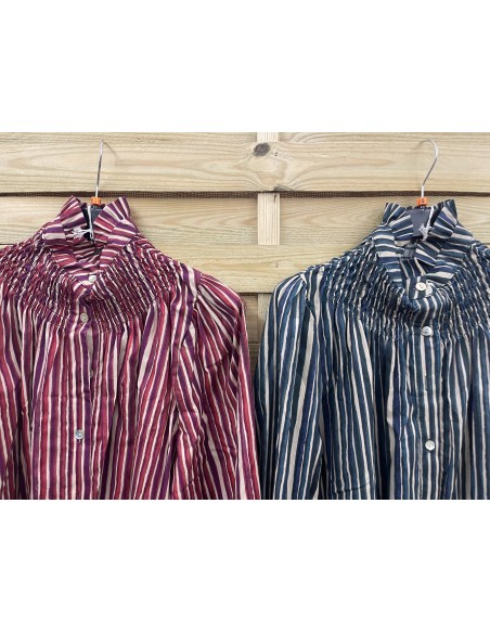 Camisa de rayas asimetricas con cuello alto con frunce