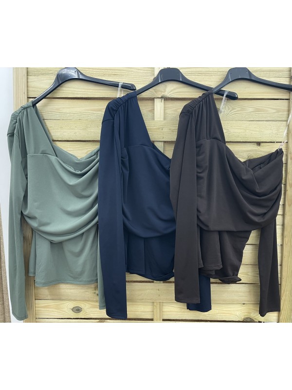 Top asimétrico con hombro caido