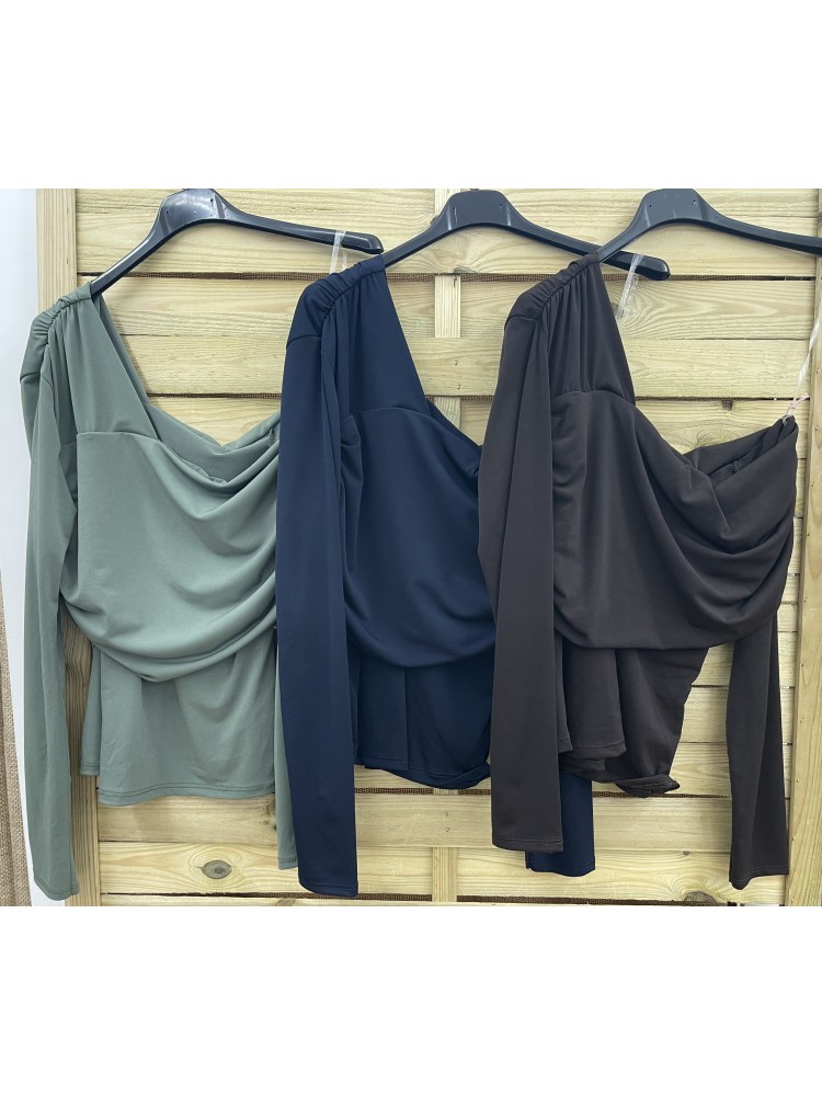 Top asimétrico con hombro caido