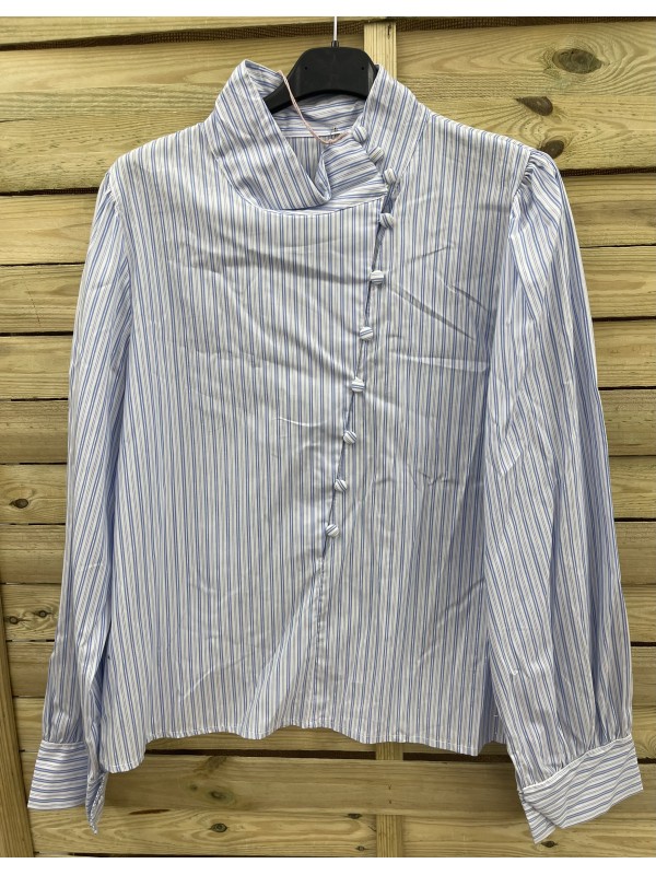 Camisa de rayas con cuello medio y botones en diagonal
