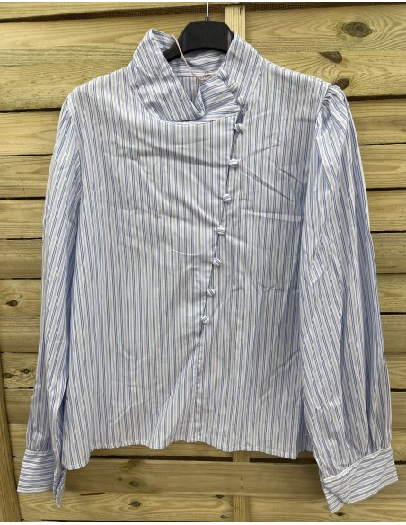 Camisa de rayas con cuello medio y botones en diagonal