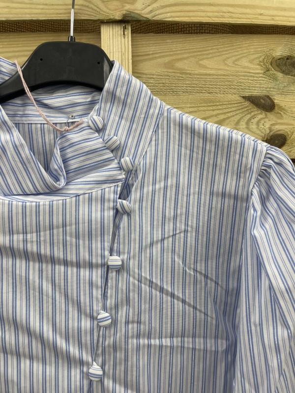 Camisa de rayas con cuello medio y botones en diagonal 2