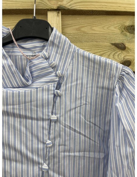 Camisa de rayas con cuello medio y botones en diagonal
