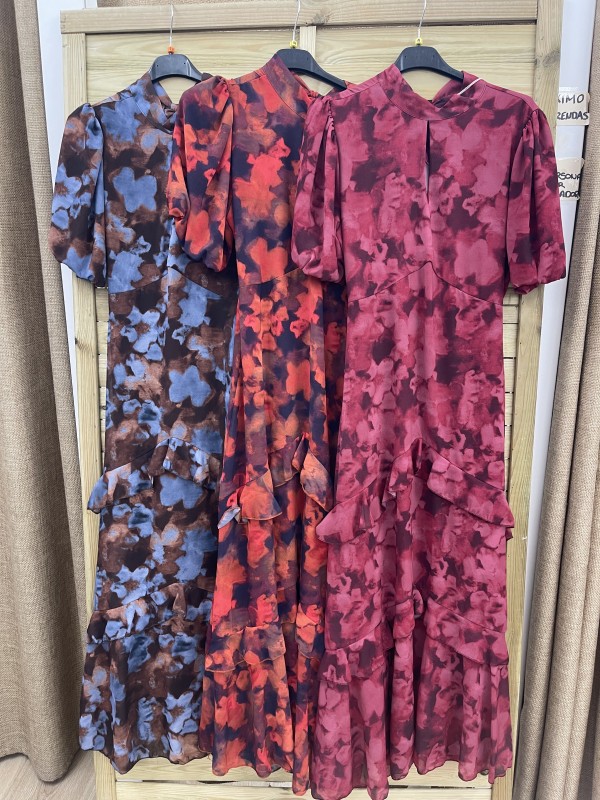 Vestido floral de manga corta con abertura en escote y triple volante