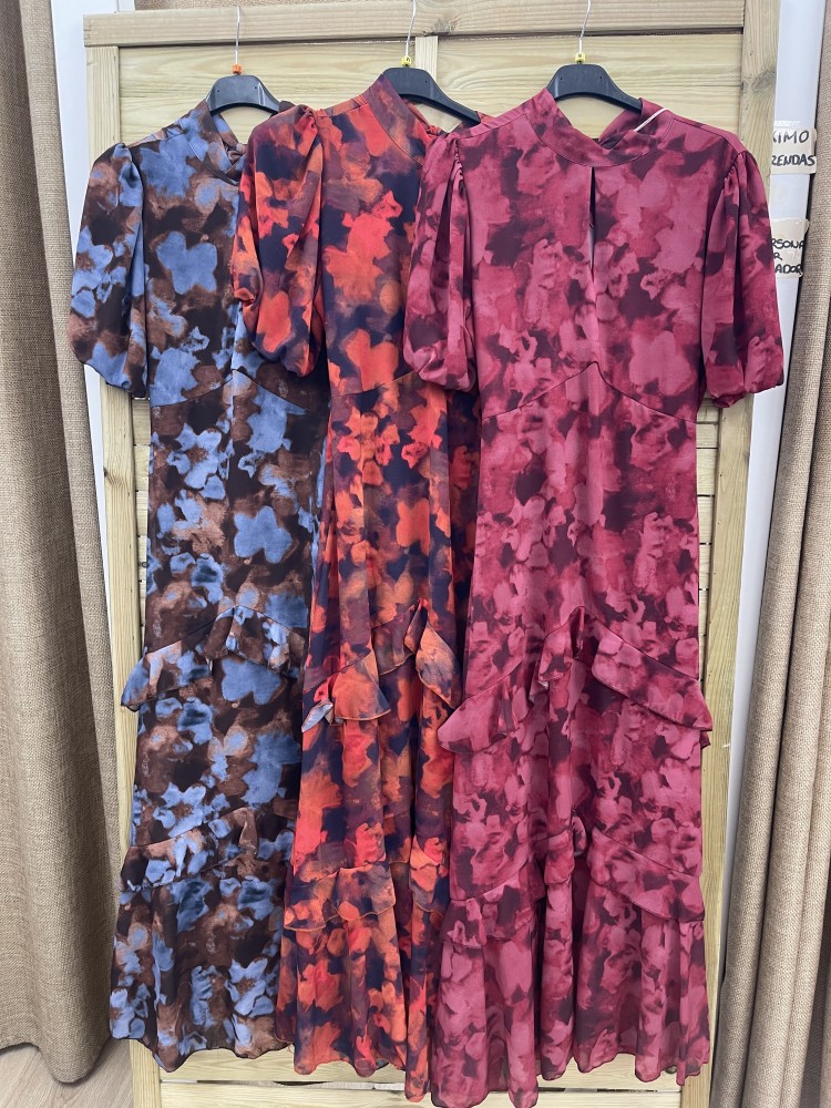 Vestido floral de manga corta con abertura en escote y triple volante