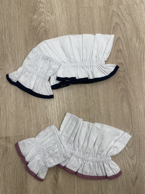 Conjunto de cuello y puños blancos con vivo de color