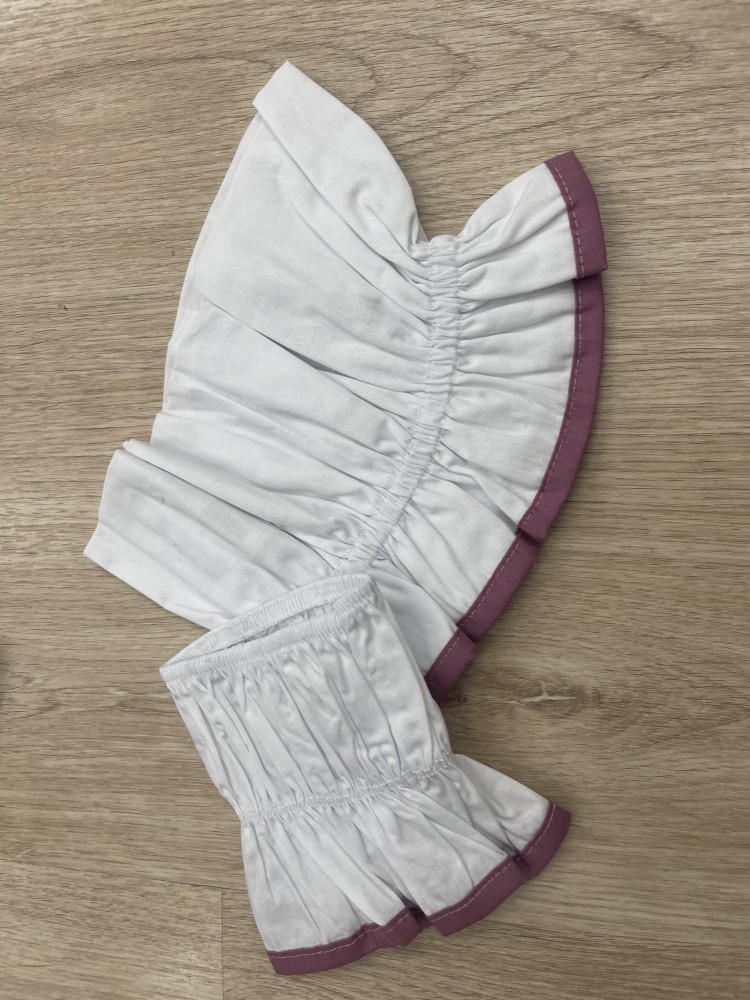 Conjunto de cuello y puños blancos con vivo de color