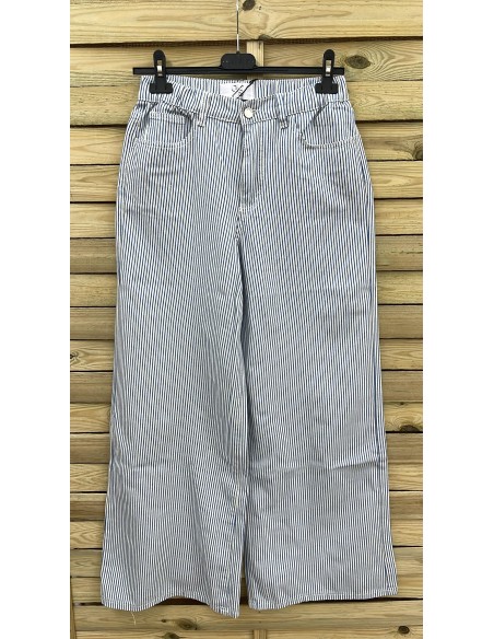 Pantalon acampanado de rayitas finas con cintura elástica