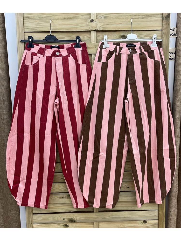 Jeans de rayas con aberturas curvas en bajo