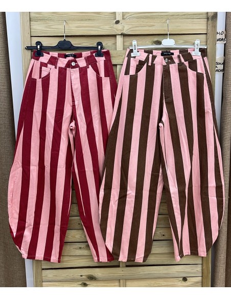 Jeans de rayas con aberturas curvas en bajo