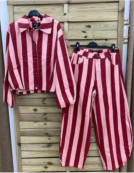 Jeans de rayas con aberturas curvas en bajo