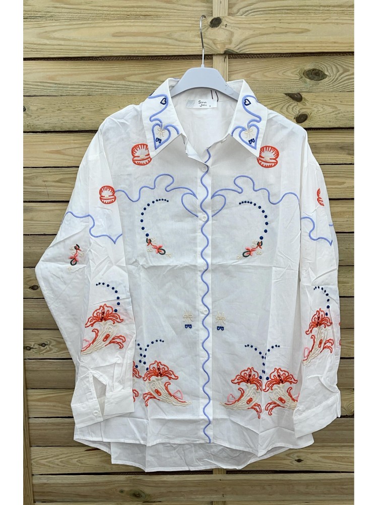 Camisa blanca con bordados de colores