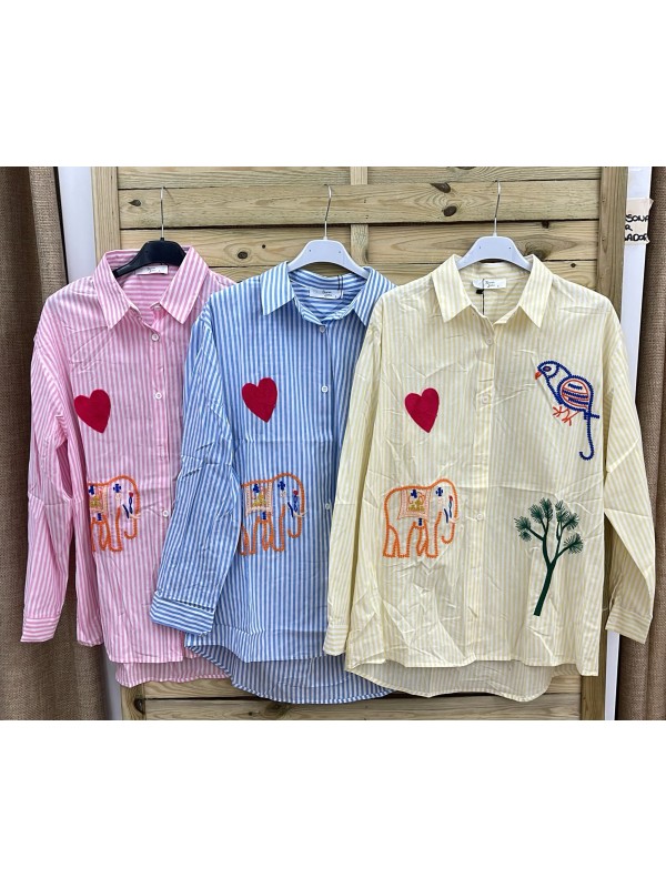 Camisa de rayas con dibujos bordados