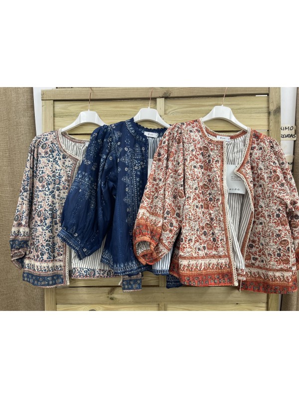 Chaqueta florecitas con forro de rayas y vivo mini encaje